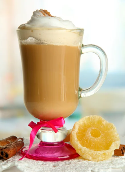 Hoş kokulu kahve latte ile baharat, ahşap masa üzerinde cam fincan — Stok fotoğraf