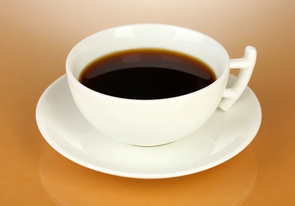 Uma xícara de café forte no fundo bege — Fotografia de Stock
