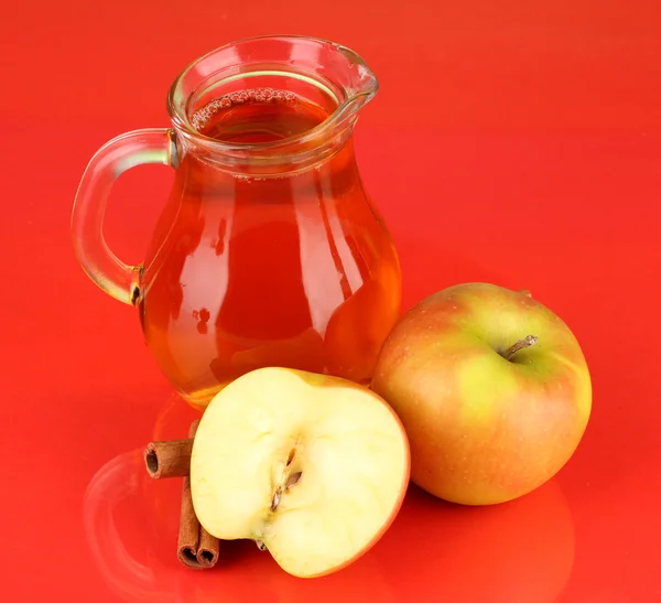 Plný džbán jablečné šťávy a apple na barvu pozadí — Stock fotografie