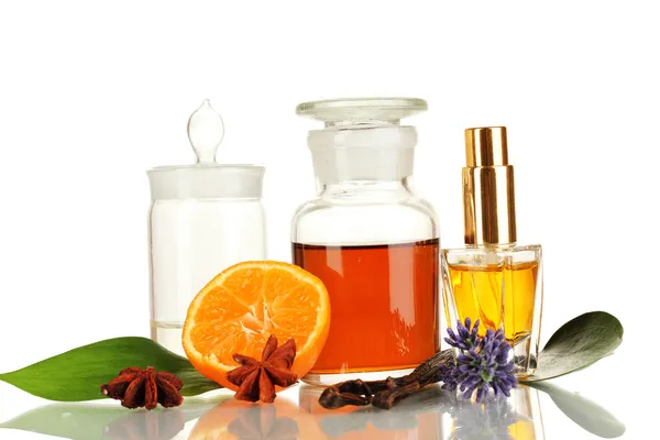 Maken van parfum geïsoleerd op wit — Stockfoto