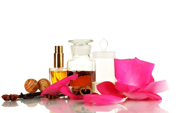 Maken van parfum geïsoleerd op wit — Stockfoto