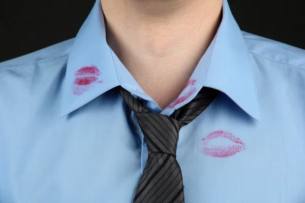 Lipstick kiss on shirt collar of man, isolated on black — Stock Photo, Image