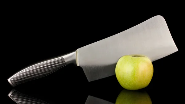 Manzana verde y cuchillo en aislado en negro —  Fotos de Stock