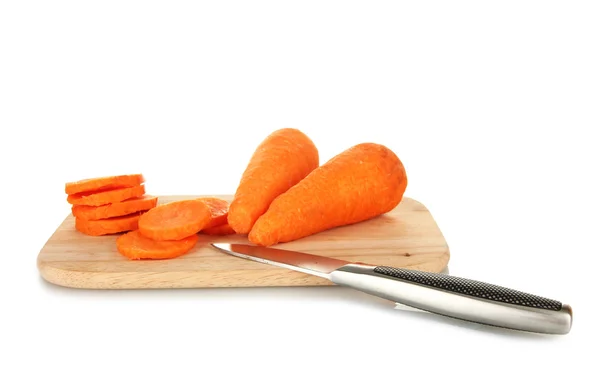 Carottes avec couteau sur planche à découper isolées sur blanc — Photo