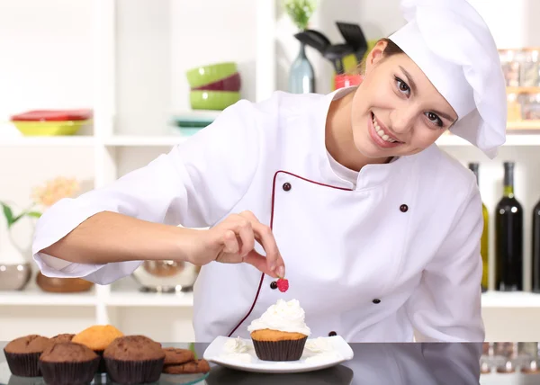 Jonge vrouw chef-kok koken gebak in keuken — Stockfoto