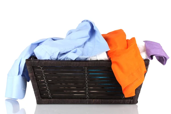 Ljusa kläder i tvättkorgen, isolerad på vit — Stockfoto