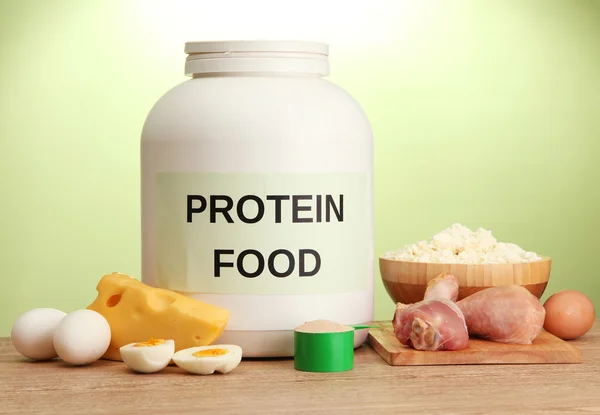 Pot de protéines en poudre et des aliments avec des protéines, sur fond vert — Photo