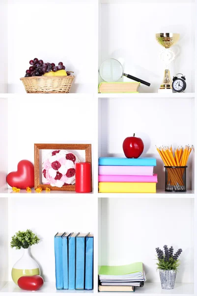 Magnifiques étagères blanches avec différents objets liés à la maison — Photo