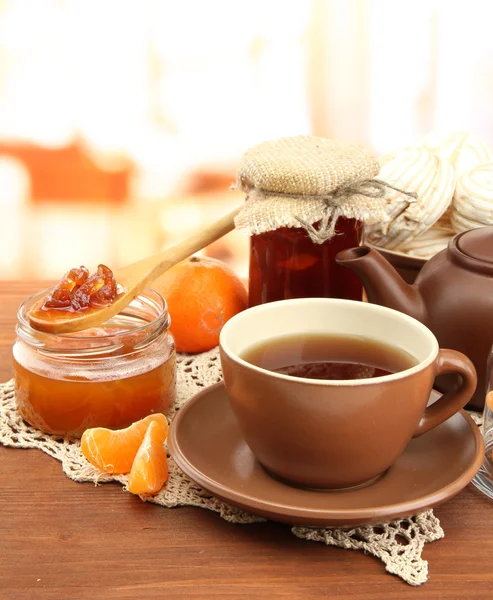 Leichtes Frühstück mit Tee und hausgemachter Marmelade, auf Holztisch — Stockfoto