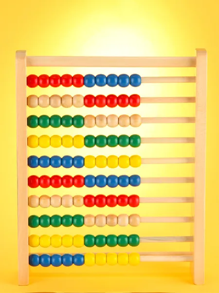 Juguete de madera brillante abacus, sobre fondo amarillo —  Fotos de Stock