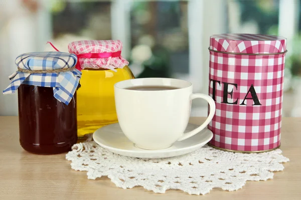 Frasco e xícara de chá isolado em branco — Fotografia de Stock