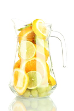 şeffaf küp üzerinde beyaz izole narenciye