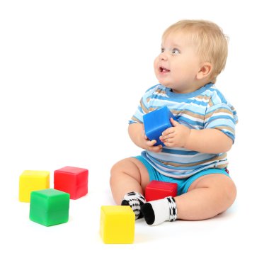 küçük çocuk çok renkli bloklarla oynama