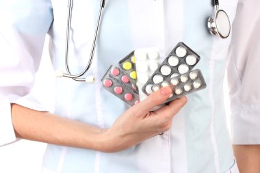 kadın doktor el hapları, üzerinde beyaz izole tutarak yakın çekim