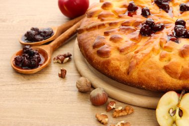 reçel ve ahşap masa üstünde elma ile lezzetli ev yapımı pasta