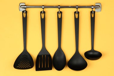 Gümüş kanca, Sarı zemin üzerinde siyah mutfak gereçleri