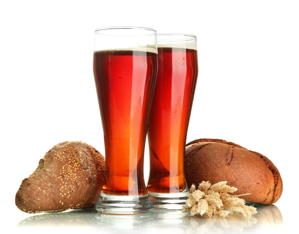 Two glasses of kvass and rye breads with ears, isolated on white — Stock Photo, Image