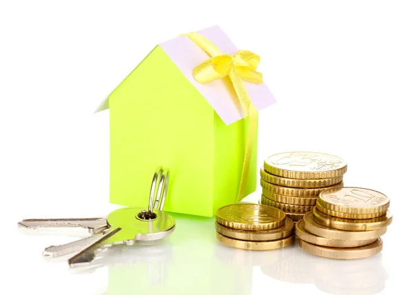 Klein huisje met geld en sleutel geïsoleerd op wit — Stockfoto