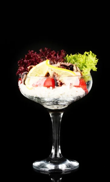 Pirinç üzerine siyah izole cam ile Şarküteri deniz ürünleri salatası — Stok fotoğraf