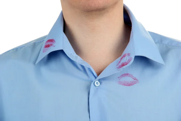 Lippenstift kus op de kraag van het shirt van de mens, geïsoleerd op wit — Stockfoto