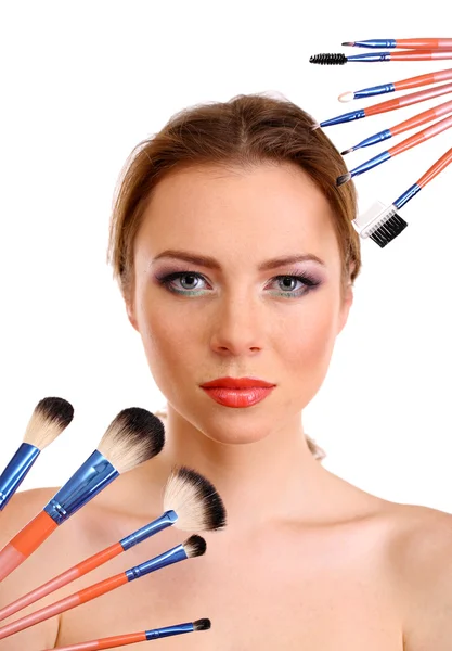 Portret van mooie vrouw met make-up borstels, geïsoleerd op wit — Stockfoto