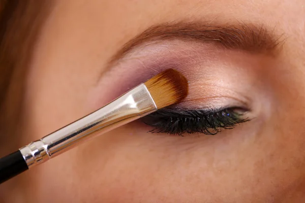 Olho feminino bonito com maquiagem brilhante, close-up — Fotografia de Stock
