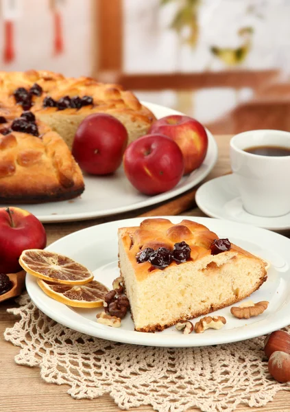 Φέτα νόστιμη σπιτική πίτα με μαρμελάδα και τα μήλα και καφέ, στο ξύλινο τραπέζι — Φωτογραφία Αρχείου
