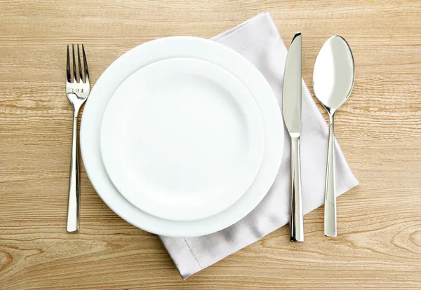 Configuração de mesa na mesa de madeira — Fotografia de Stock