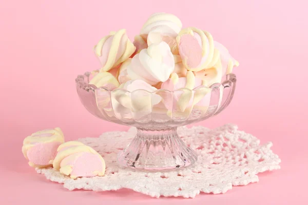 Marshmallow suave em vaso de vidro sobre fundo rosa — Fotografia de Stock