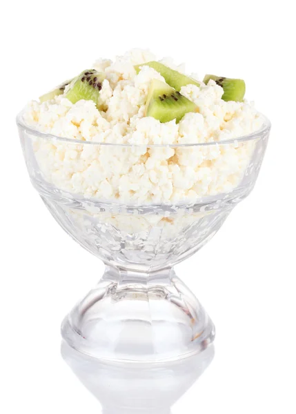 Cottage fromage dans un bol en verre avec kiwi fruits, isolé sur blanc — Photo