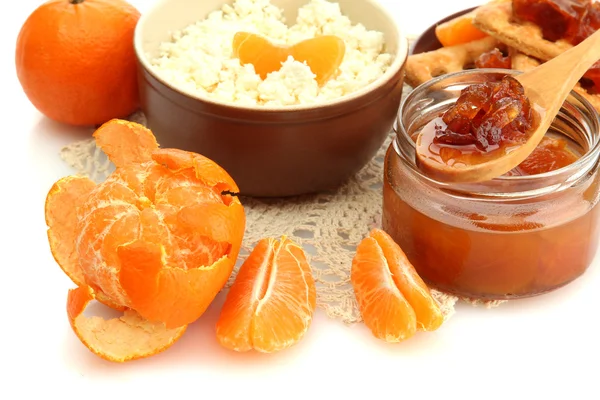Requesón en tazón con mermelada de mandarina casera, aislado en blanco — Foto de Stock