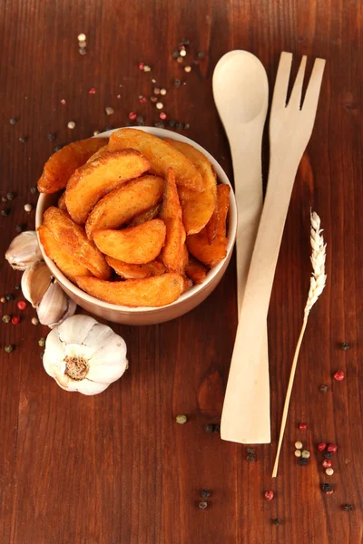 Appetizing village potatoes in bowl on wooden table close-up — Stock Photo, Image