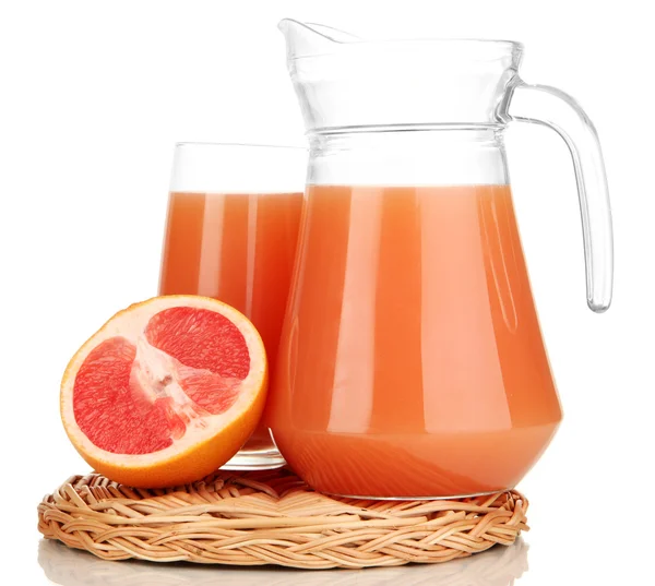 Vaso completo y jarra de zumo de pomelo y pomelos aislados en blanco Imagen de stock