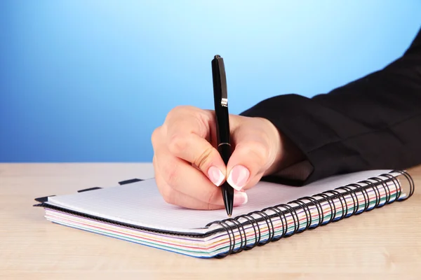 Hand schrijven op notebook, op een achtergrond met kleur Rechtenvrije Stockafbeeldingen