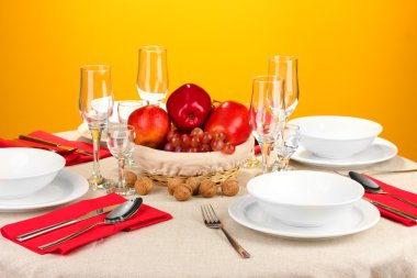 Tablo ayarı renkli arka plan üzerinde kırmızı tonlarında