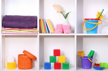 güzel beyaz raf farklı bebek ile ilgili nesneler