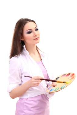 Fırçalar ve palet üzerinde beyaz izole, güzel bir genç kadın ressam