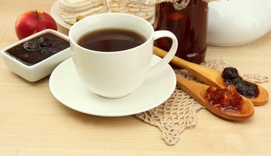 çay ve ev yapımı reçel, ahşap masa üzerinde hafif Kahvaltı