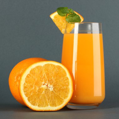 Nane ve turuncu gri arka plan üzerine portakal suyu bir bardak