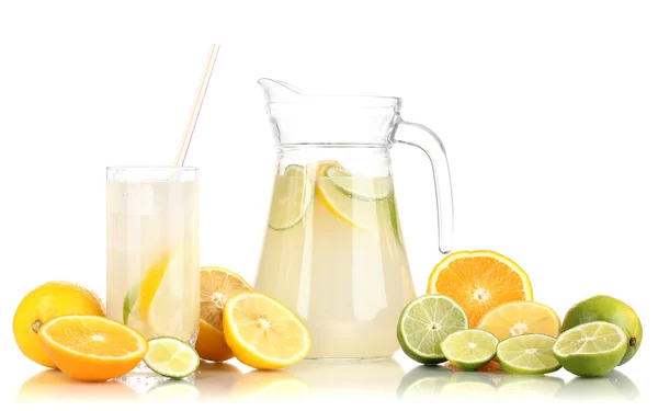 Citrus limonade in werper en glas van citrus rond geïsoleerde op wit — Stockfoto