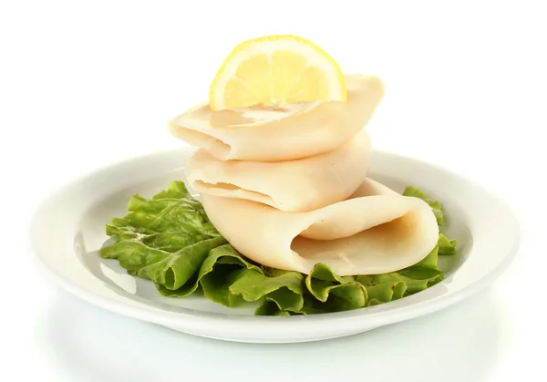 Kalmary gotowane z sałatą i cytryny w płytkę na białym tle — Zdjęcie stockowe