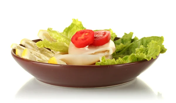 Kalmary gotowane z warzyw na talerzu na białym tle — Zdjęcie stockowe