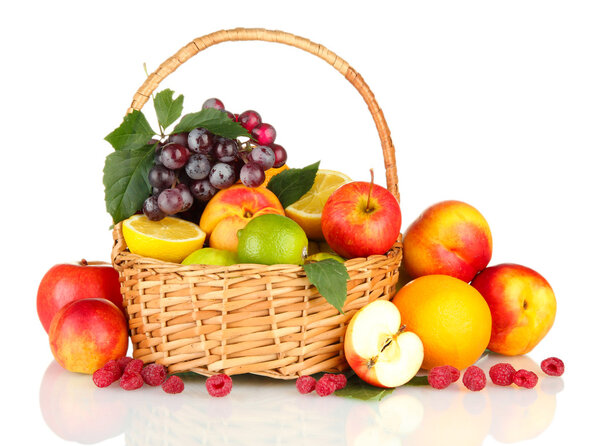 Ассортимент экзотических фруктов в корзине, изолированных на белом
