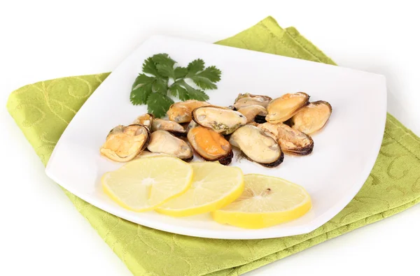 Snack of kerang dan lemon on plate diisolasi di atas putih — Stok Foto