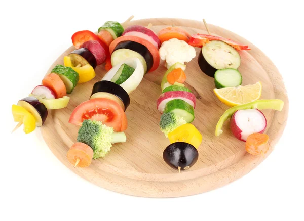 Gesneden groenten op houten picks geïsoleerd op wit — Stockfoto