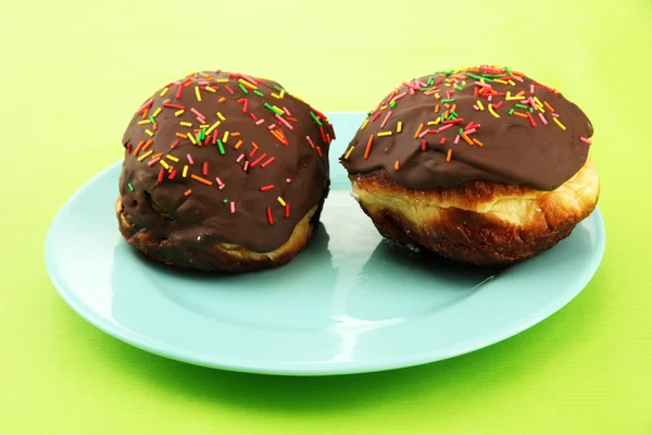 Donuts savoureux sur plaque de couleur sur fond de couleur — Photo