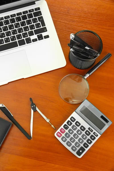 Bürobedarf und Laptop isoliert auf weiß — Stockfoto