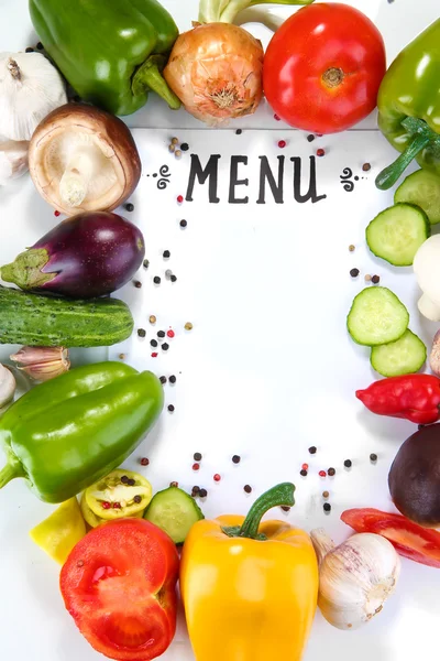 Menü umgeben von Produkten und Gemüse isoliert auf weiß — Stockfoto