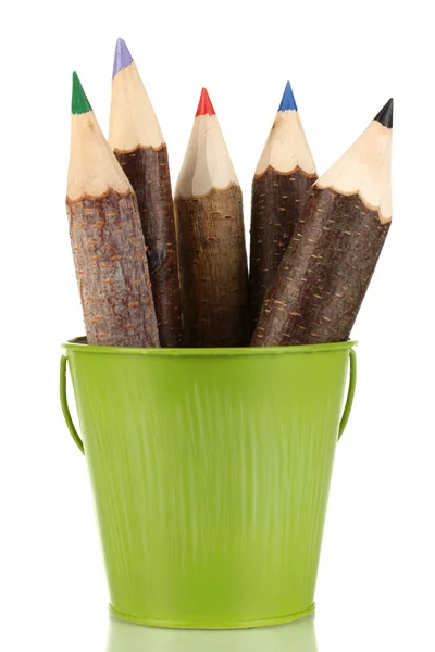 Barevné dřevěné tužky v zeleném izolovaných na bílém — Stock fotografie