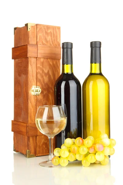 Caja de madera con botellas de vino aisladas en blanco — Foto de Stock